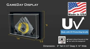 Vitrina de guantes de fútbol americano con marco de acrílico de montaje seguro con protección UV - Imagen 1 de 4