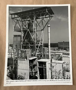 Motores de cohetes propulsores líquidos de celda de prueba vertical vintage de la Fuerza Aérea de los Estados Unidos AEDC - - Imagen 1 de 2