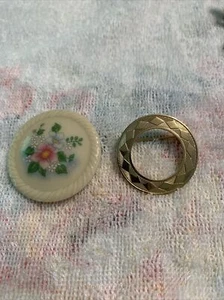 Broche prendedor circular con textura abierta tono dorado vintage y broche de flores Avon 1984 - Imagen 1 de 8