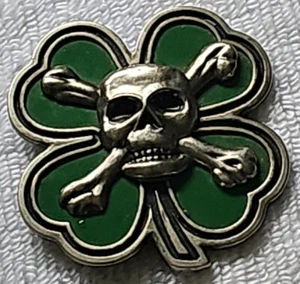 Vintage 4 Leaf Clover Skull & Crossbones Belt Buckle 90s         - Picture 1 of 2