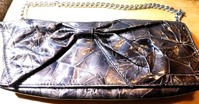 Jessica McClintock ~ Bolso sin asas/bolso de hombro/cartera y correa de cadena marrón con solapa con lazo Foto 1 de 4