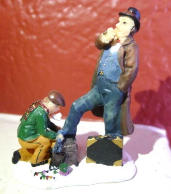 Grandeur Noel Victorian Village Zapato Shine Boy Christmas Village 2002 Foto 1 de 4