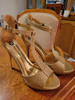 Tacones de aguja dorados brillantes con correa para el tobillo de Michael Antonio talla 7,5 Foto 1 de 4