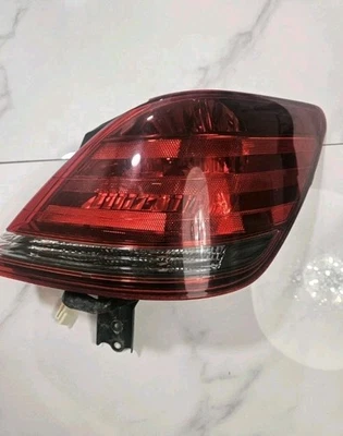 Оригинальный галогенный задний фонарь для Toyota Avalon 2005–2010 годов выпуска — для правостороннего пассажира - Изображение 1 из 4