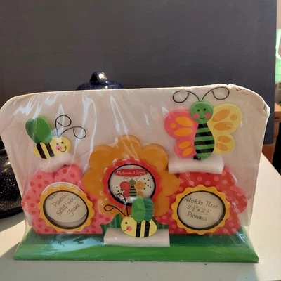 Marco de fotos Melissa & Doug - Mariposa de jardín de madera pintada a mano, 3 flores Foto 1 de 4