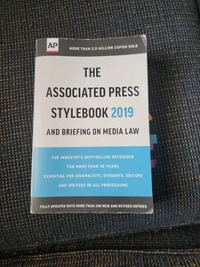The Associated Press Stylebook 2019 and Briefing on Media Law (2019, Paperback) - Picture 1 of 3
