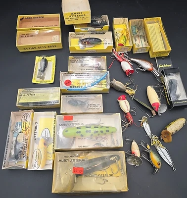 Lote de señuelos Arbogast musky jitterbug, twin liz, hula popper, etc. incl. 10 Nuevo en caja Foto 1 de 4