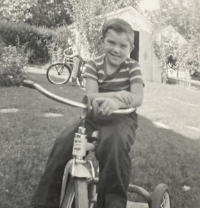 Foto original de los años 50 para niños montando bicicletas niños jugando P19a5 - Imagen 1 de 18
