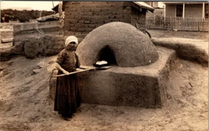 PECOS, NUEVO MÉXICO - MUJER NATIVA HORNEANDO EN HORNO EXTERIOR - FOTO POSTAL REAL - Imagen 1 de 2