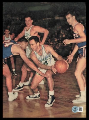 Página de revista firmada por Bob Cousy 8x11 Boston Celtics "A Mike" Beckett #BS36738 Foto 1 de 3