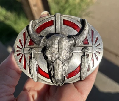 Fivela de cinto Buffalo Skull Head + Pena nativo americano ocidental 1986 Siskiyou - Imagem 1 de 4