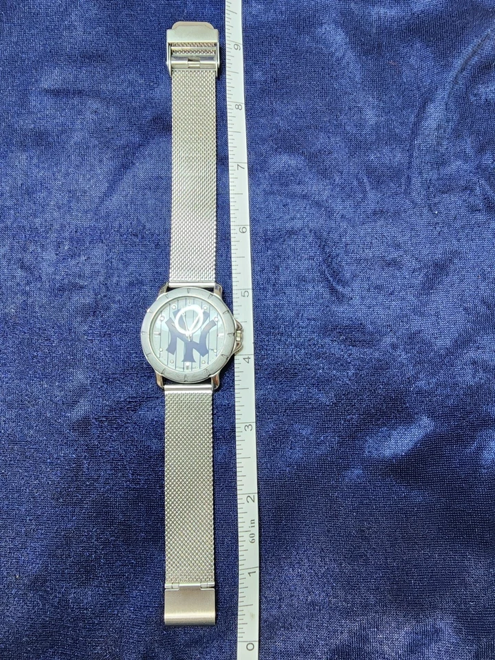 Reloj a rayas NY Yankees para hombre, correa nueva "Player Series". Funcionando. Foto 1 de 4
