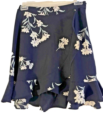 NUEVO SIN ETIQUETAS FALDA CORTA AQUA NEGRA, FLORES BLANCAS, PATINADOR, CREMALLERA CON VOLANTES TALLA S Foto 1 de 4