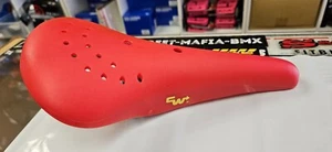 ASIENTO DE BICICLETA CW rojo estilo libre carrera vieja escuela bmx phaze 1 dorado logotipo cw se gt dk nuevo - Imagen 1 de 8
