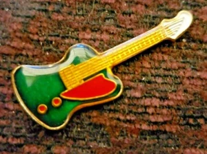 Pin Guitarra Vintage Esmaltado Verde y Sombrero Rojo Talla 1-1/2"" de Alto x 1/2"" de Ancho - Imagen 1 de 1