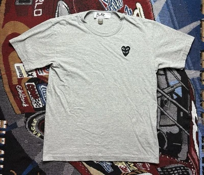 Camisa PLAY Comme Des Garcons Doble Corazón Apilada Grande Hecha en Japón Precio de venta sugerido por el fabricante $122 Foto 1 de 4