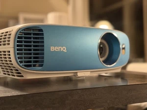 Proyector de cine en casa BenQ TK800M 4K UHD con HDR y HLG | 3000 lúmenes - Imagen 1 de 11
