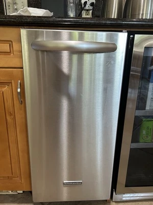 Ayuda de cocina KUIC15NHZS0 15 pulgadas Puerta de acero inoxidable para máquina de hielo con mango Foto 1 de 3