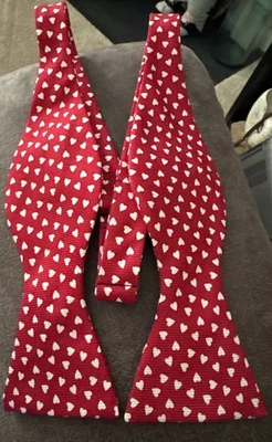 Pajarita The Bow Tie Club roja con corazones blancos estampada de San Valentín Foto 1 de 3