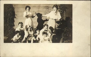 RPPC WILL SEESE & ED LANDIS familia comiendo sandía de Michigan Collection PC - Imagen 1 de 2