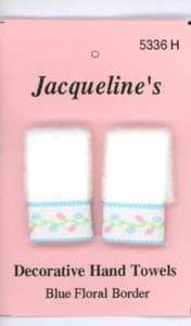 Juego de toallas de baño en miniatura para casa de muñecas, borde floral azul, de Jacqueline's - Imagen 1 de 1