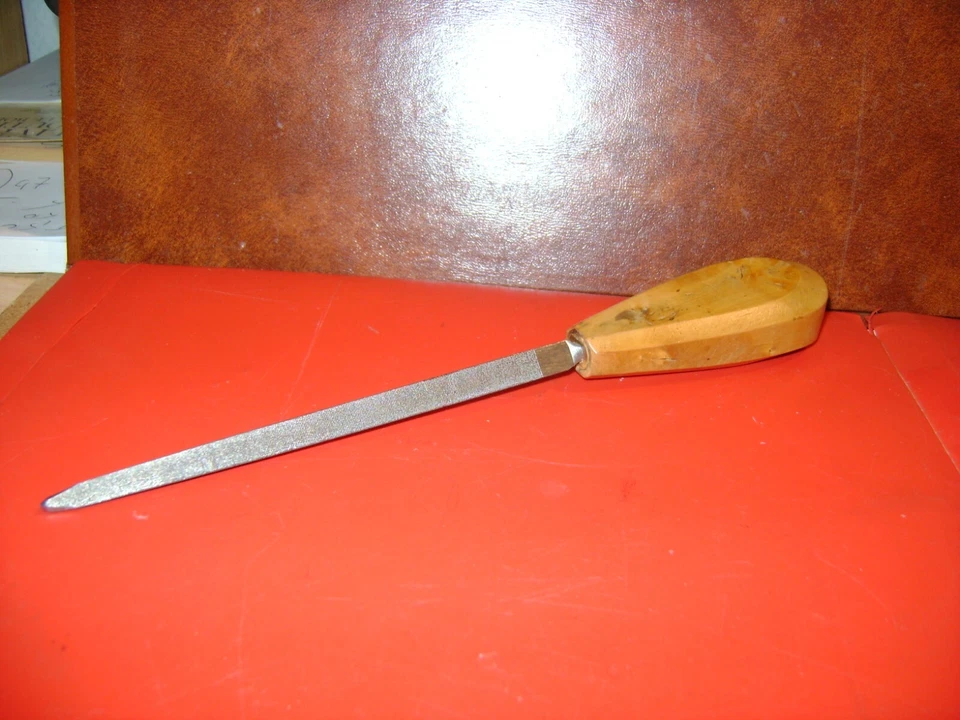 Ancienne lime triangulaire douce manche en BUIS (pour fin d'affûtage,ébav) 21 cm - Photo 1/4