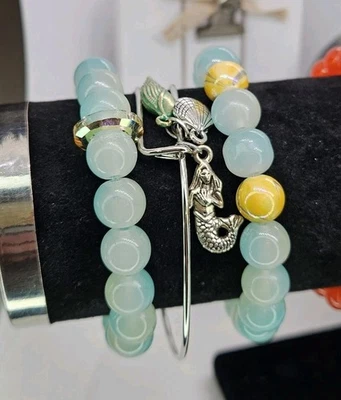 Encantador conjunto de ambiente playero de azul, amarillo con brazalete dorado y dijes Foto 1 de 4