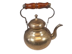 Vintage Messing Deckel Teekanne Wasserkocher graviert mit Holzgriff - Retro / Requisite - Bild 1 von 11
