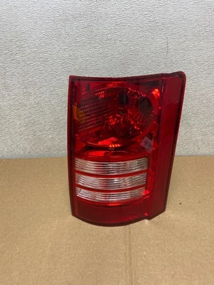Luz trasera para pasajero derecho Chrysler Town And Country 2008-2010 DEPO V0958 DW Foto 1 de 4