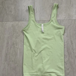 Athleta Tank Top hellgrün gerippt M - Bild 1 von 2