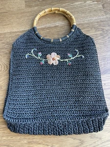 Vintage schwarze gehäkelte Handtasche mit Bambusgriffen, Blumen Scala Gal - Bild 1 von 5