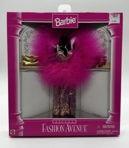 1996 Barbie Deluxe Fashion Avenue abito oro con piuma rosa boa nuovo con scatola #14307 - Foto 1 di 2