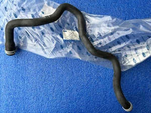NUEVO ORIGINAL FORD FOCUS MK3 MANGUERA REFRIGERANTE DE AGUA # BV61-18472-DC / 1750417 - Imagen 1 de 3