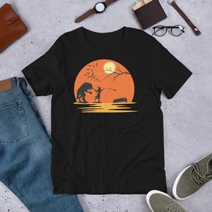 Hexe und Werwolf spielen Cornhole Halloween Kostüm gruseliger Sonnenuntergang T-Shirt - Bild 1 von 3