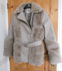 CHAQUETA LARGA Y CINTURÓN RIVER ISLAND BEIGE ASPECTO CUERO Y PIEL SINTÉTICA 8 ABRIGO EN MUY BUENA CONDICIÓN - Imagen 1 de 2