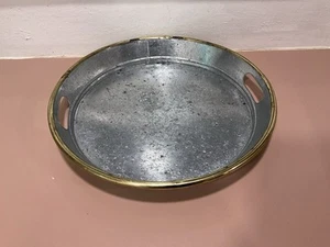 "Bandeja grande para servir Pottery Barn acero dorado 18"" con asas de transporte" - Imagen 1 de 11