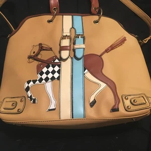 Bolso Cartera Temático Ecuestre con Apliques de Caballo Cuero Look Diseño Leer Descripción - Imagen 1 de 18