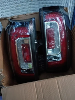 Luces traseras GMC Yukon, Yukon XL, Denali  Foto 1 de 3