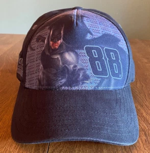 CAPPELLO DALE GAINHARDT JR #88 HENDRICK MOTORSPORTS BATMAN V SUPERMAN NUOVO CON ETICHETTE - Foto 1 di 5