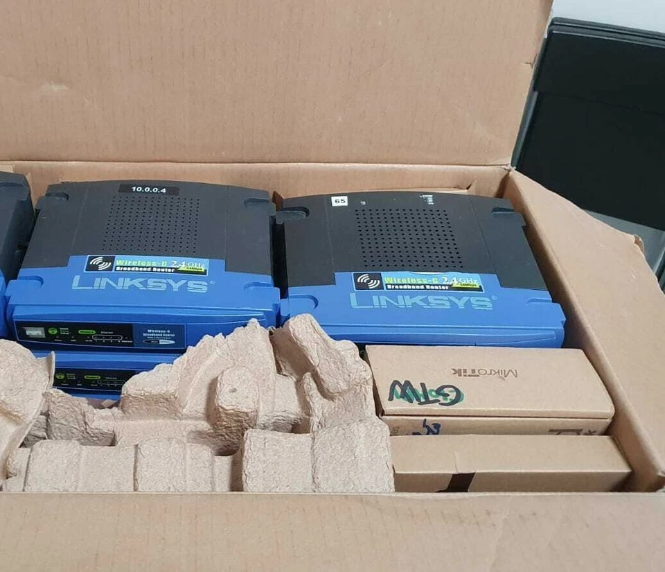 STOCK 13 pz. LINKSYS WRT54GL CON DD-WRT NO CONFEZIONE NO ALIMENTATORI - A14 - Immagine 1 di 1