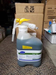 Diversey Triad III Cleaner 5 Liters / 1.32 Gal RTD SKU: 3143429 - Picture 1 of 8