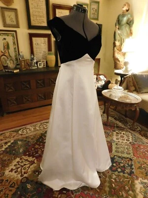 PRECIOSO VESTIDO FORMAL MICHAELANGELO DE TERCIOPELO NEGRO Y SATINADO BLANCO CON HOMBROS DESCUBIERTOS S 12 Foto 1 de 4