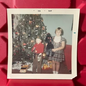 Kinder stehen am Baum Weihnachten 3 1/2 x 3 1/2 Foto Vintage 1966 - Bild 1 von 2