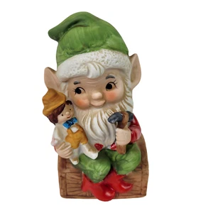 "Homco Christmas Gnome Elf con muñeca y figura de cerámica Hammer 4-1/2" - Imagen 1 de 5