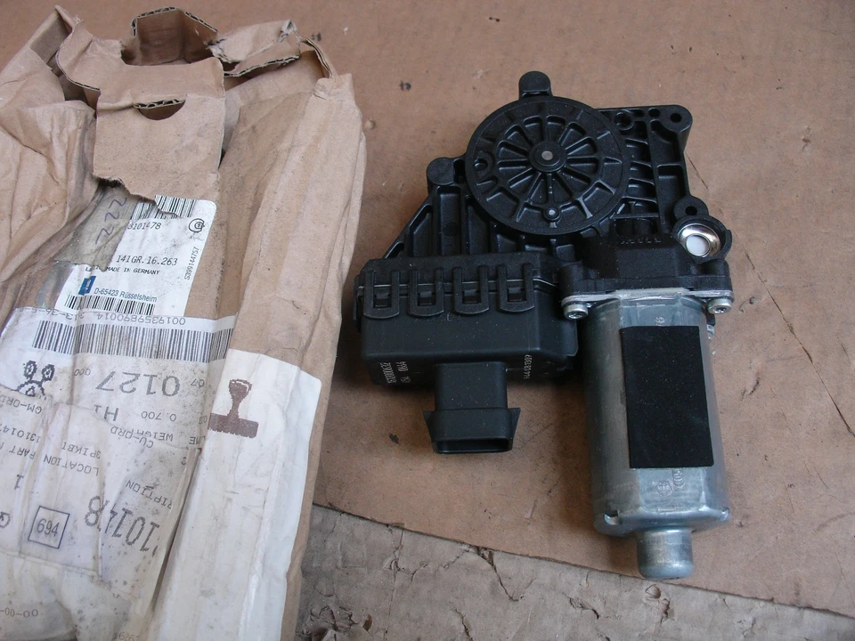 13101478 Front Left Passenger Window Regulator Motor For Vauxhall Astra H 04-09 - Image 1 of 2