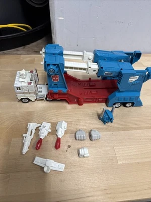 ‘85 Transformers G1 ULTRA MAGNUS Trailer+Helmet+Laser Gun,  Fists, Rocket Launch - Image 1 of 4