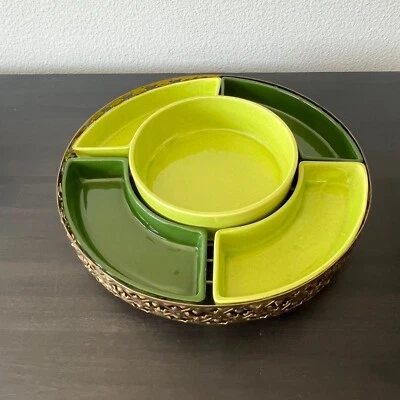 Juego de astillas y salsas de cerámica verde Midcentury ~ Soporte decorativo de latón ~ Hecho en CA Foto 1 de 4