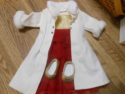 American Girl - Vestido Rojo Rubí con Abrigo Blanco y Zapatos Dorados Foto 1 de 4