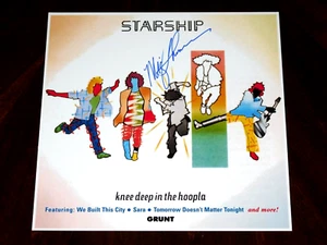 ¡¡FOTO DE PORTADA ÁLBUM 12X12 NAVE ESPACIAL FIRMADA POR MICKEY THOMAS HASTA LA RODILLA EN HOOPLA!!! - Imagen 1 de 1