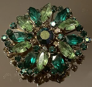 Vintage Green Rhinestone Snowflake Pin Brooch Riveted Back Gold Tone - Picture 1 of 11